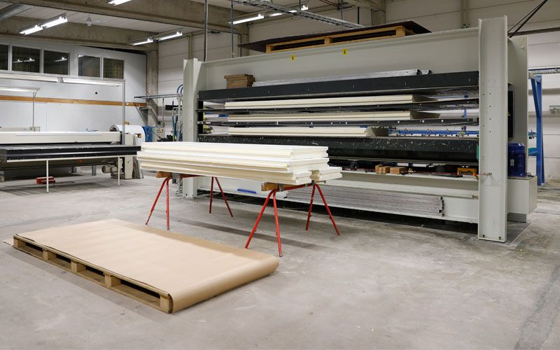 Fryspanel stablade vid maskin på lagret