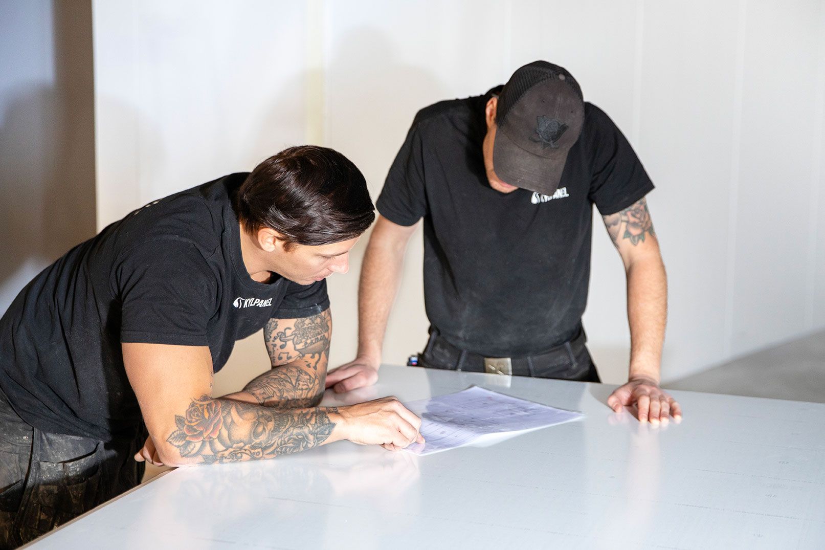 Personal lyfter ner panel.