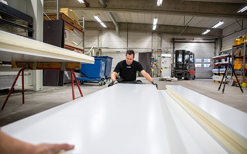 Personal lyfter ner panel. 