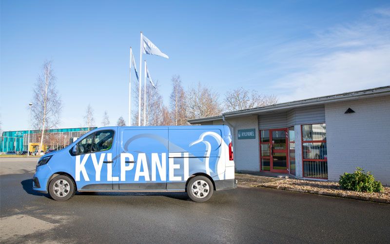 Kylpanels huuvdkontor och entre med persoalbil