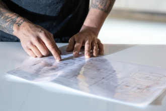 Personal pekar på planritning av Kylpanels Kylum