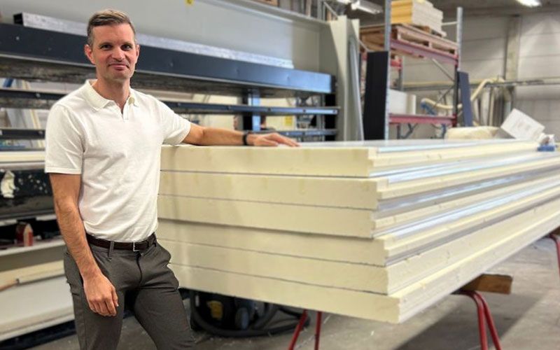 Fryspanel stablade vid maskin på lagret