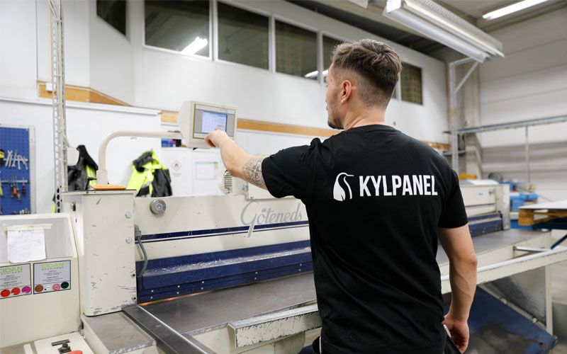 Personal pekar på digital skärm i produktion 