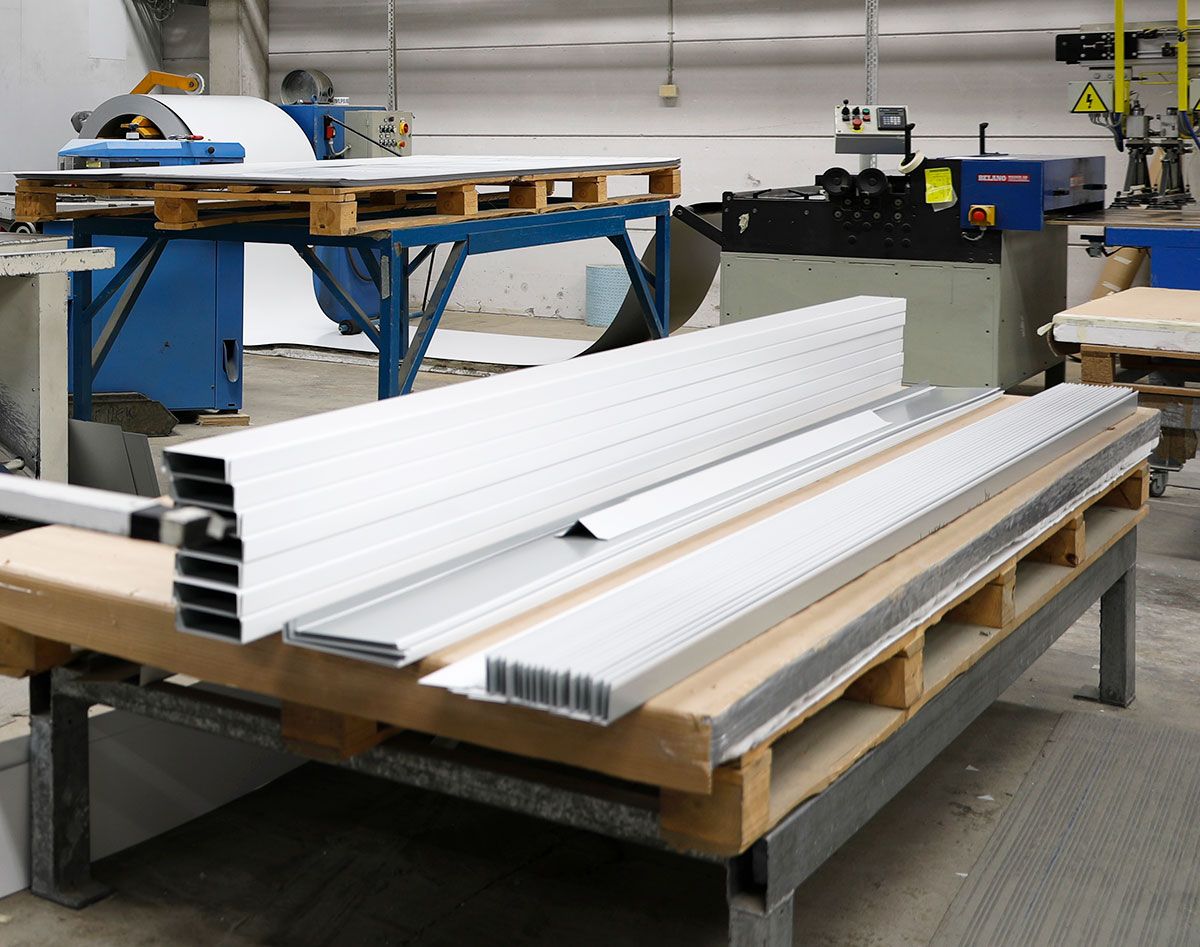 Panel längder staplade på ett bord