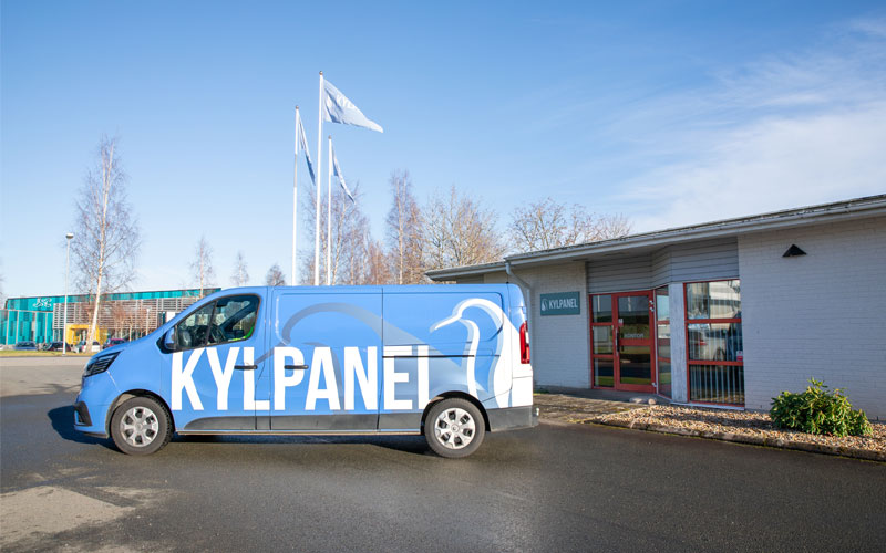 Kylpanels huuvdkontor och entre med persoalbil