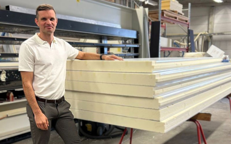 Fryspanel stablade vid maskin på lagret