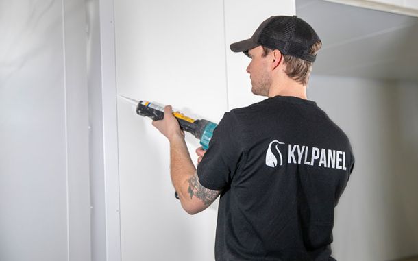 Personal på Kylpanel tätar kylrum med fog